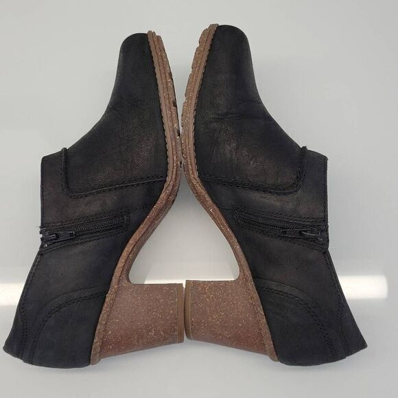 Clarks Booties Women Size 10 Black Nubuck Leather Contrasting Crepe Rubber Soles - Picture 9 of 10